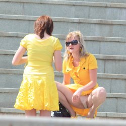 Блондинка в желтом платье 4