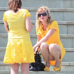 Блондинка в желтом платье 3