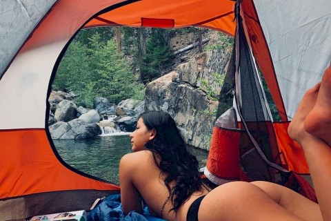 Девушки в палатке на природе