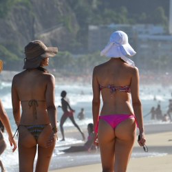 3 девушки гуляют по пляжу 10