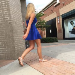 Блондинка в синем платье 14