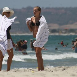 Блондинка с полотенцем на пляже 4