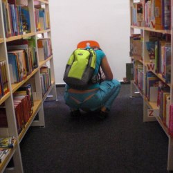 Девушка в библиотеке 6