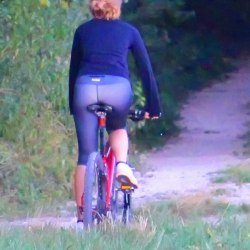 Девушка в лесу на велосипеде 3