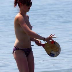 Рыжеволосая девушка топлесс на пляже 6