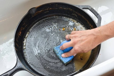 Как очистить старую сковороду?