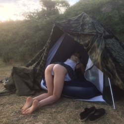 Девушки в палатке на природе 27