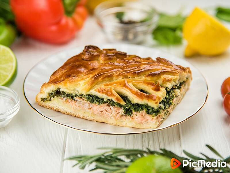 Juicy layer cake with salmon, spinach and bell pepper