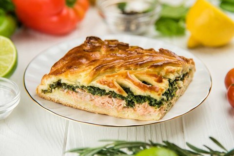 Juicy layer cake with salmon, spinach and bell pepper