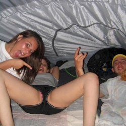 Девушки в палатке на природе 29
