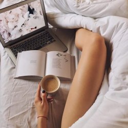 Girls on the bed with a laptop (16 photos) 7