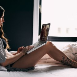Girls on the bed with a laptop (16 photos) 1